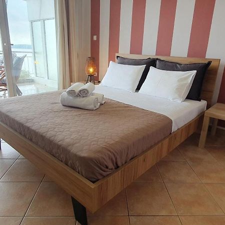 Θέα Μπροστά Στη Θάλασσα Apartment Néa Péramos Bagian luar foto